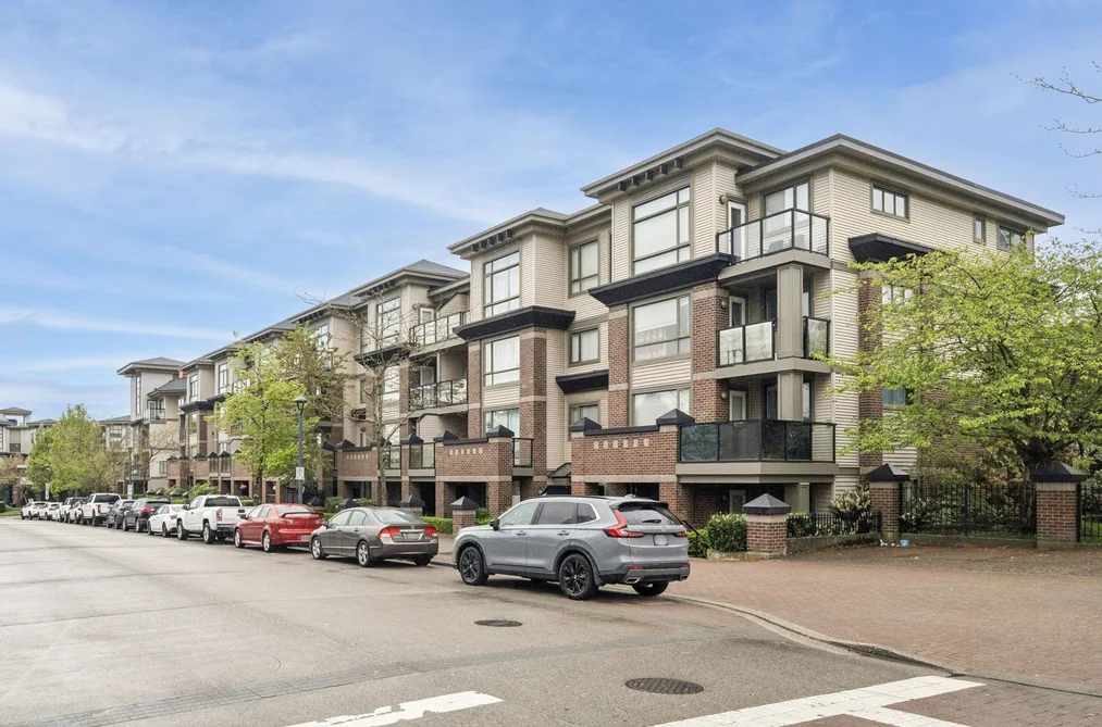 Condo for sale at 111 10822 City Parkway Surrey British Columbia - MLS: R3118401