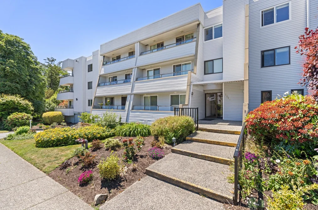 Condo for sale at 111 1341 George Street White Rock British Columbia - MLS: R3138177