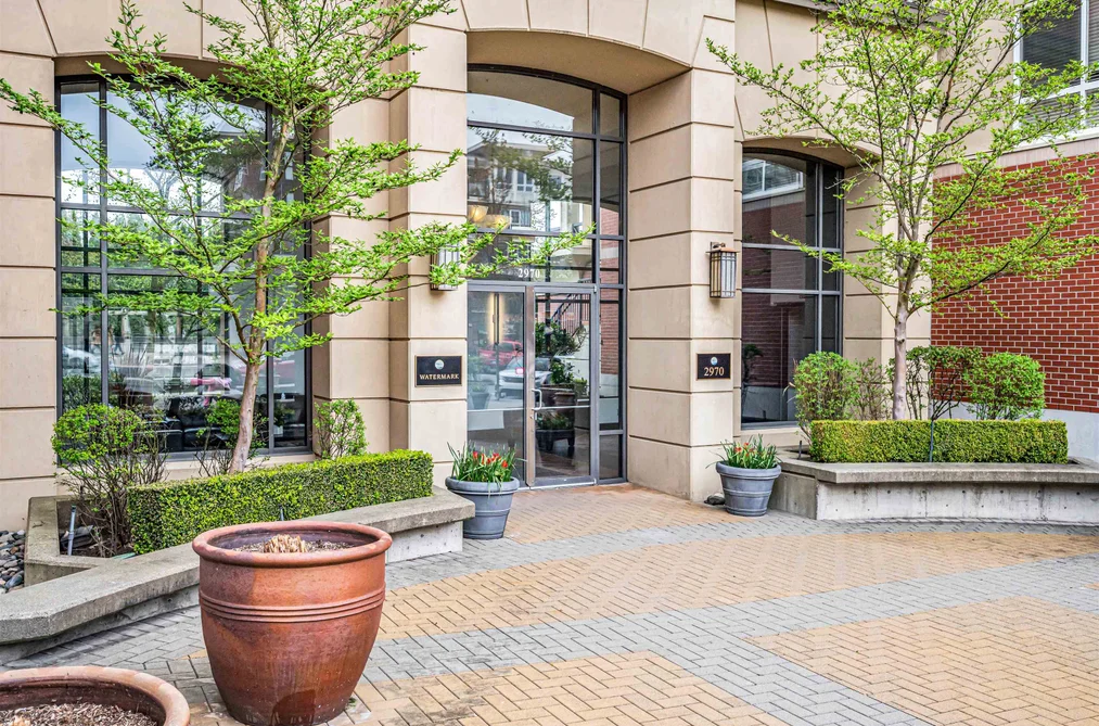 Condo for sale at 111 2970 King George Boulevard Surrey British Columbia - MLS: R3111057