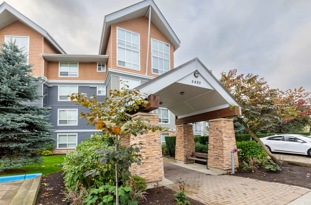 Condo for sale at 112 6480 194 Street Surrey British Columbia - MLS: R3084664