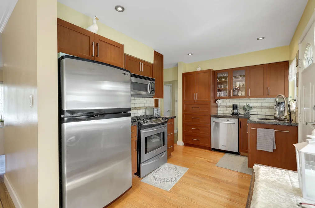 11230 LANSDOWNE DRIVE, Surrey BC V3R 4Z7, Surrey BC — Residential for Sale - Photo 2