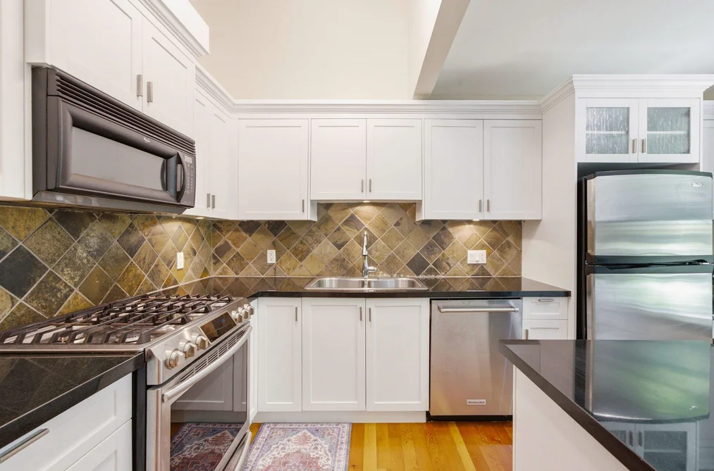 114 8 RENAISSANCE SQUARE, New Westminster BC V3M 7A9, New Westminster BC — Residential for Sale — Photo 3 of 40