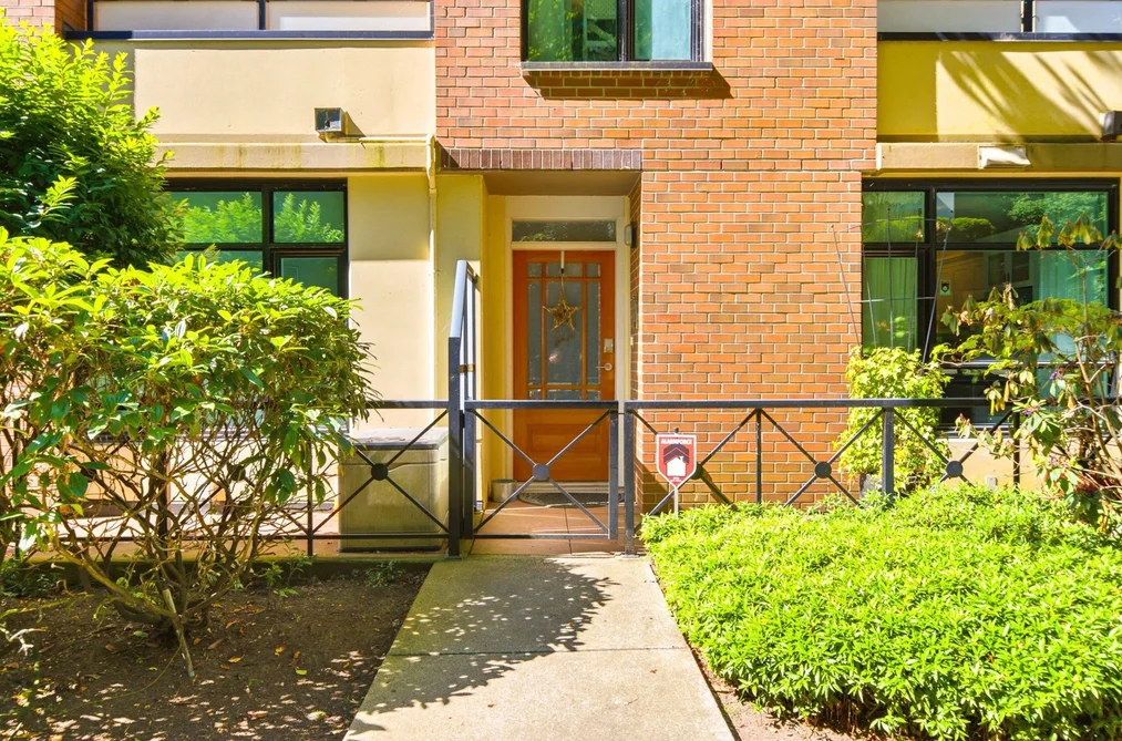 114 8 RENAISSANCE SQUARE, New Westminster BC V3M 7A9, New Westminster BC — Residential for Sale — Photo 35 of 40