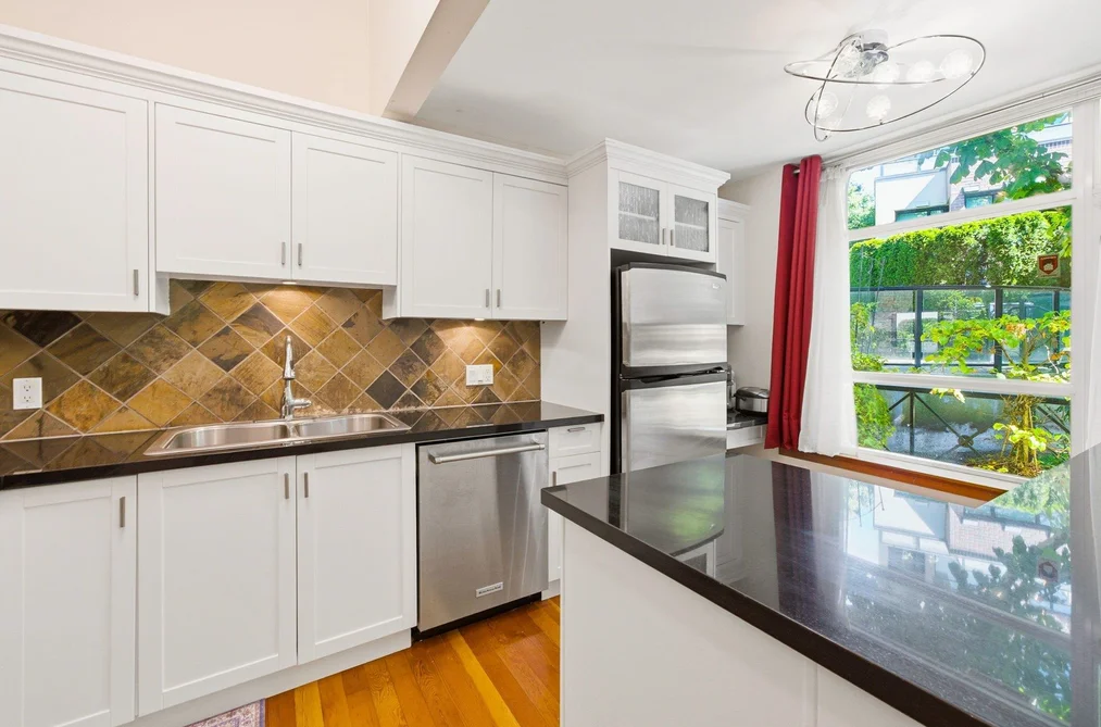 114 8 RENAISSANCE SQUARE, New Westminster BC V3M 7A9, New Westminster BC — Residential for Sale — Photo 4 of 40
