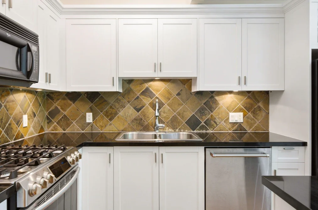114 8 RENAISSANCE SQUARE, New Westminster BC V3M 7A9, New Westminster BC — Residential for Sale — Photo 5 of 40