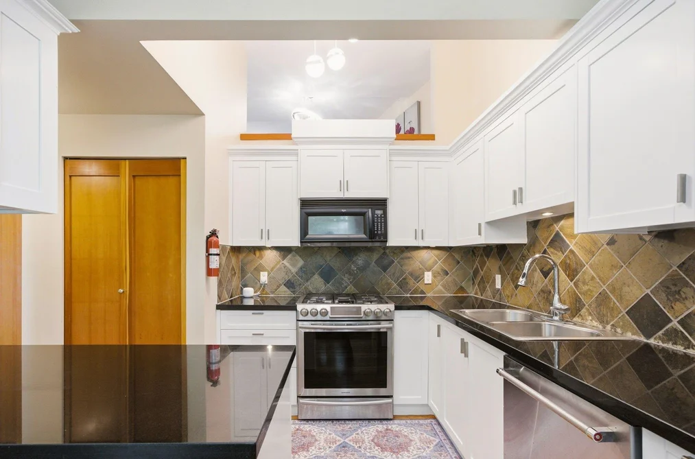 114 8 RENAISSANCE SQUARE, New Westminster BC V3M 7A9, New Westminster BC — Residential for Sale — Photo 6 of 40