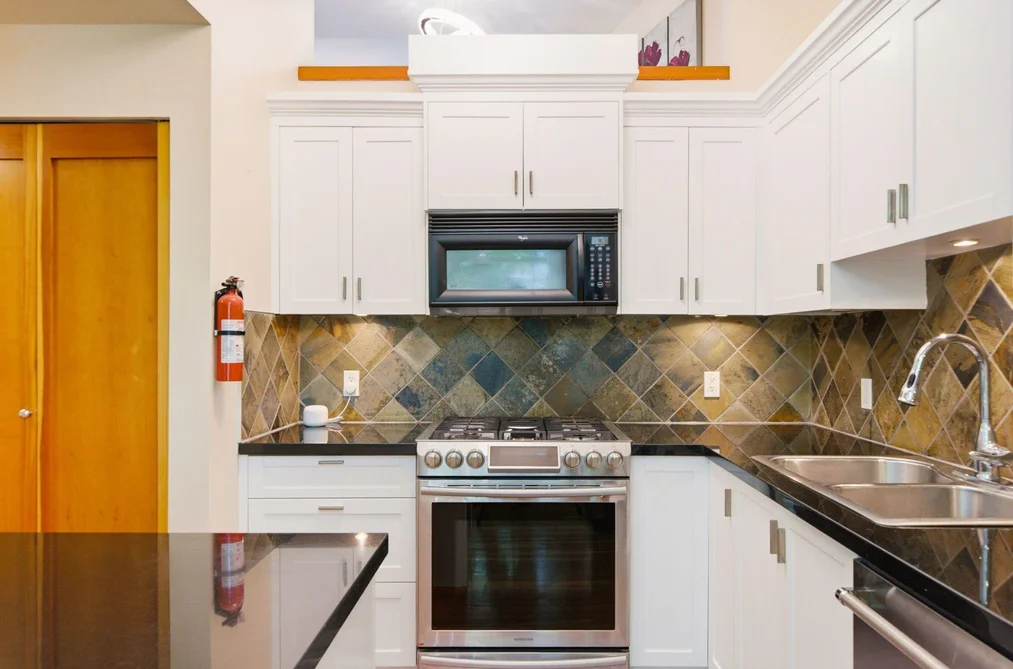 114 8 RENAISSANCE SQUARE, New Westminster BC V3M 7A9, New Westminster BC — Residential for Sale — Photo 7 of 40