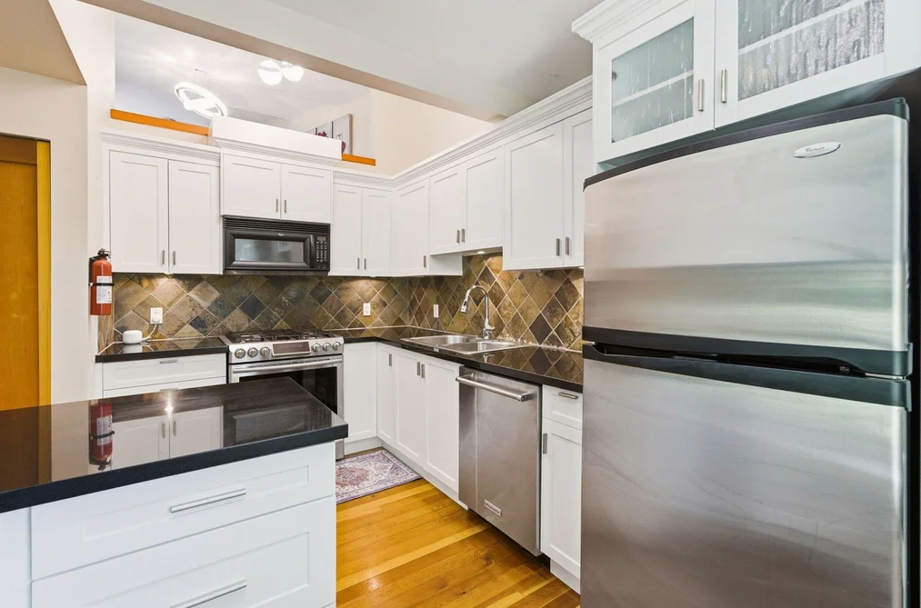 114 8 RENAISSANCE SQUARE, New Westminster BC V3M 7A9, New Westminster BC — Residential for Sale — Photo 8 of 40