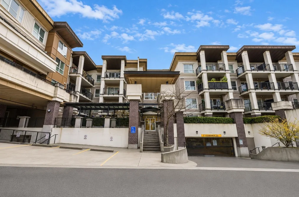Condo for sale at 114 9655 King George Boulevard Surrey British Columbia - MLS: R3141121