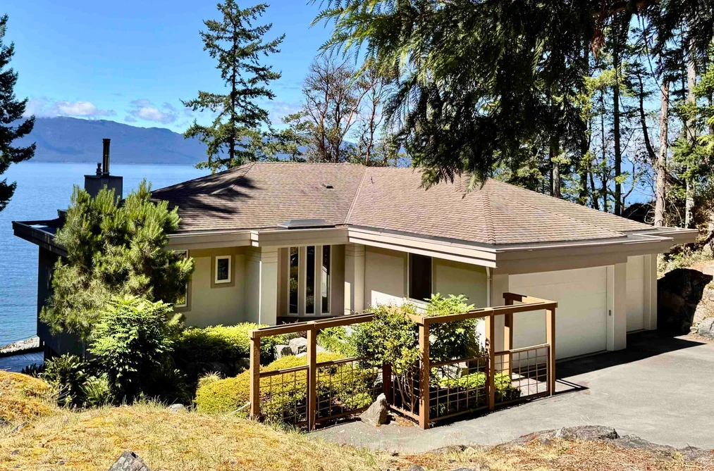 House for sale at 11677 Sunshine Coast Highway Madeira Park British Columbia - MLS: R3124656