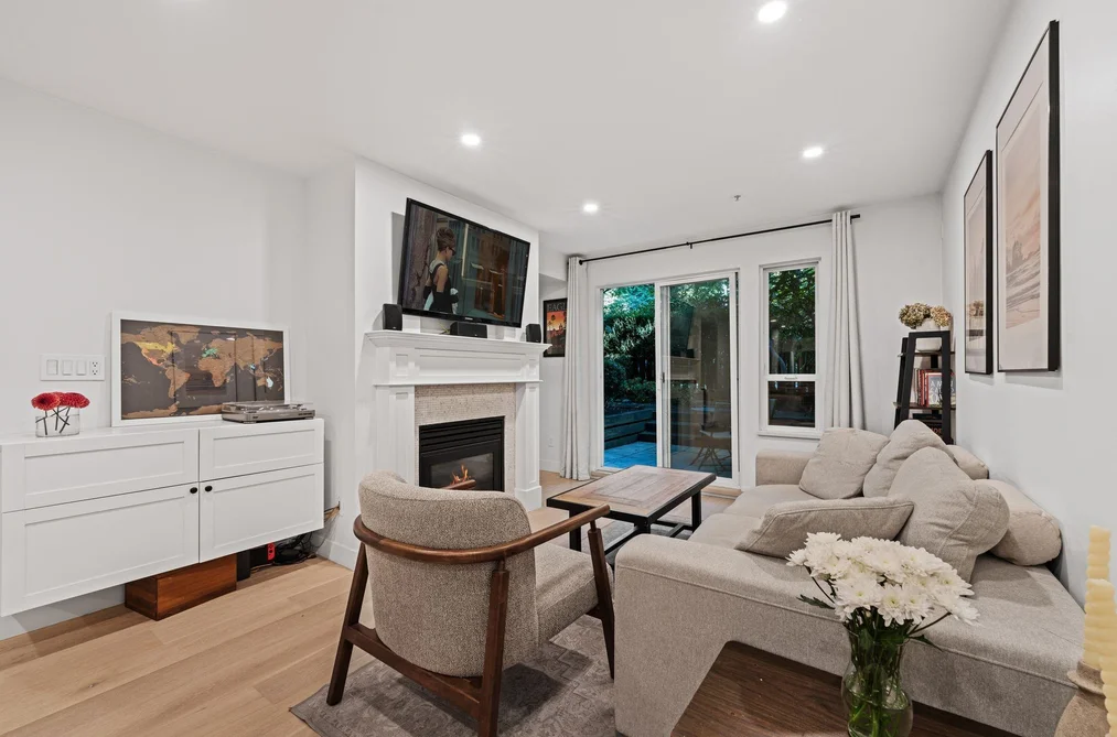Condo for sale at 118 365 E 1st Street North Vancouver British Columbia - MLS: R3170093