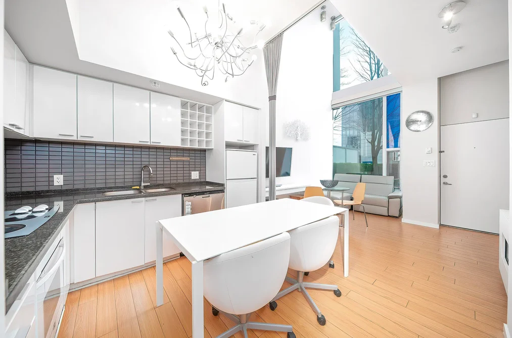 119 REGIMENT SQUARE, Vancouver BC V6B 1X5, Vancouver BC — Residential for Sale - Photo 2