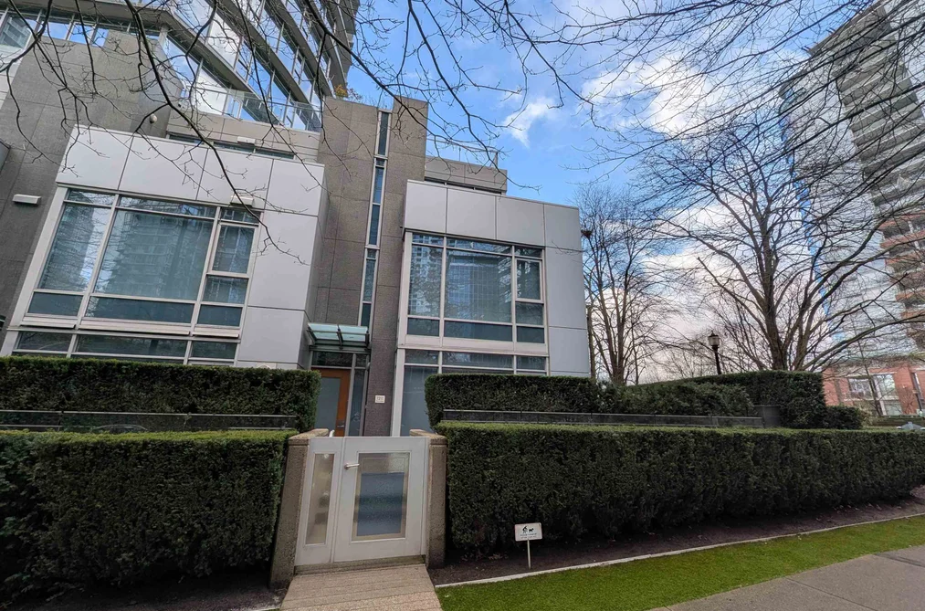 Townhouse for sale at 1211 W Cordova Vancouver British Columbia - MLS: R3074980
