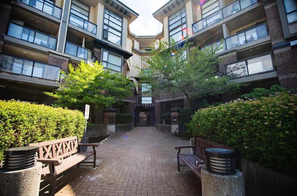 Condo for sale at 124 10838 City Parkway Surrey British Columbia - MLS: R3150427