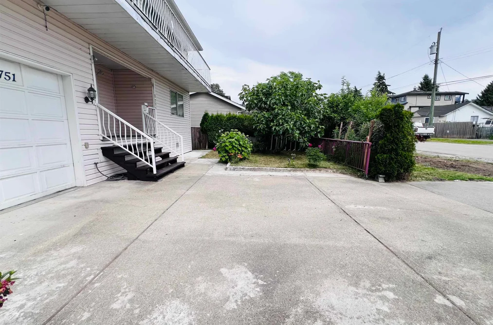12751 115A AVENUE, Surrey BC V3V 3R3, Surrey BC — Residential for Sale — Photo 3 of 32