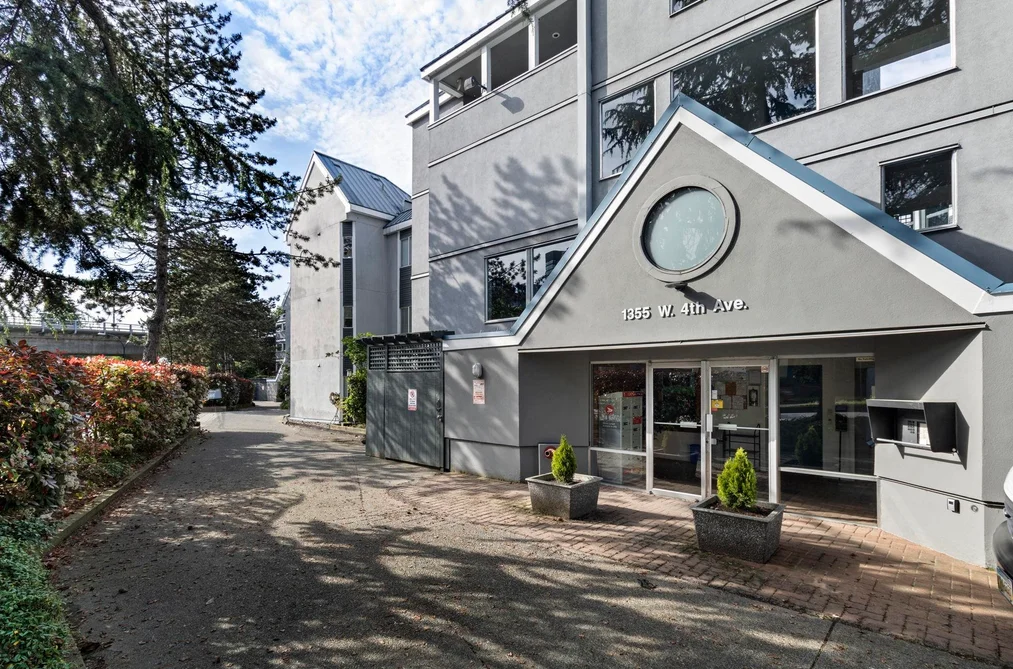 Townhouse for sale at 13 1355 W 4th Avenue Vancouver British Columbia - MLS: R3093387