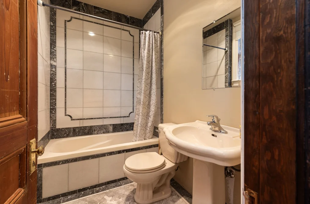 131 Eighth Street, New Westminster, BC - Other for Sale - Photo 27 of 40 131 Eighth Street, New Westminster, BC - Other for Sale - Photo 27 of 40