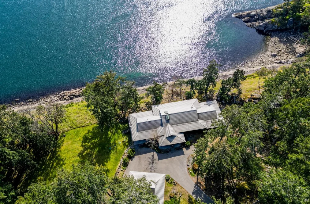 1369 MACKINNON ROAD, Pender Island BC V0N 2M1, Pender Island BC — Residential for Sale - Photo 2