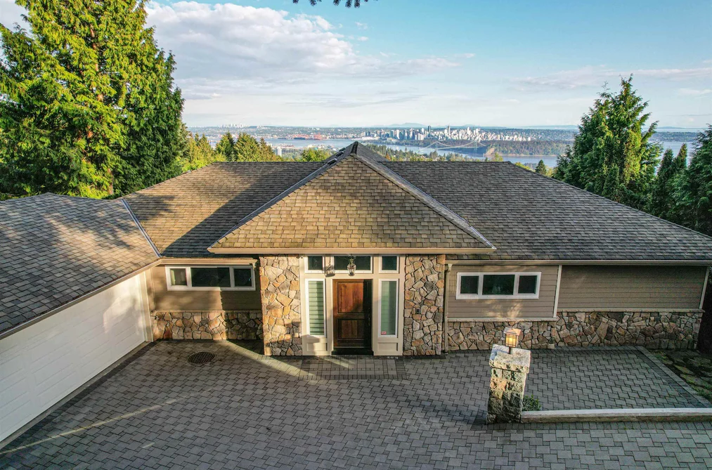 House for sale at 1371 Burnside Road West Vancouver British Columbia - MLS: R3108985
