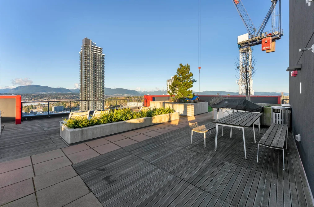 Condo for sale at 1409 10626 City Parkway Surrey British Columbia - MLS: R3089041