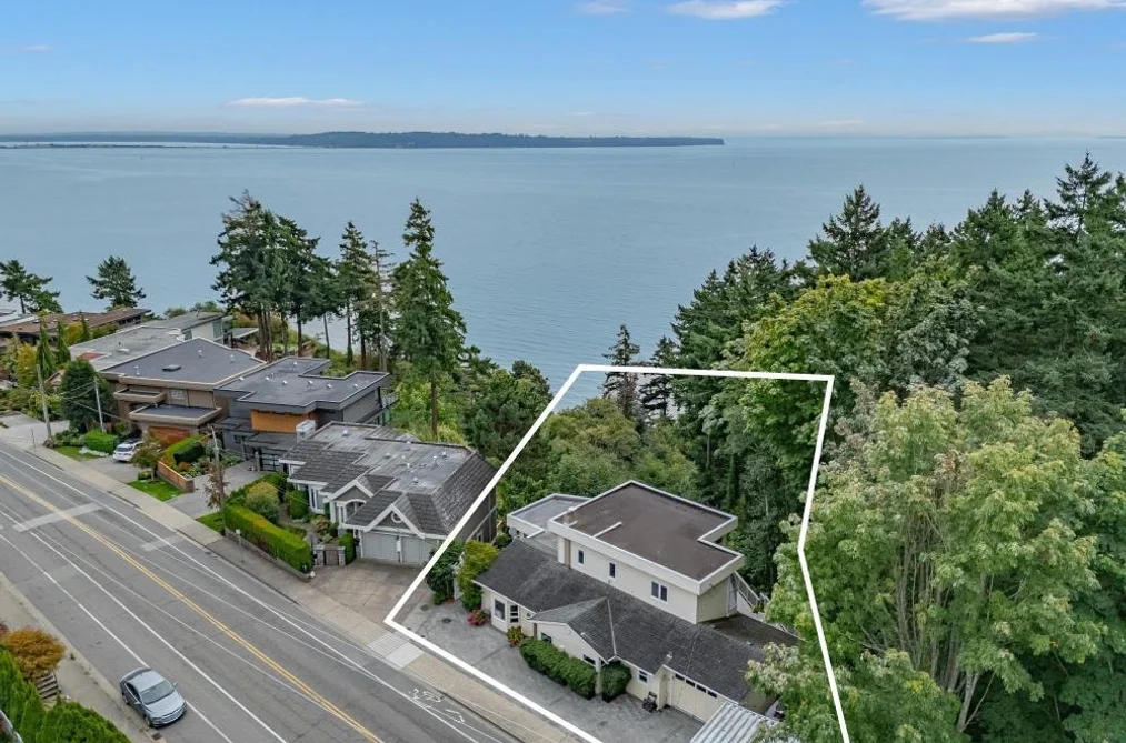 House for sale at 14104 Marine Drive White Rock British Columbia - MLS: R3111667