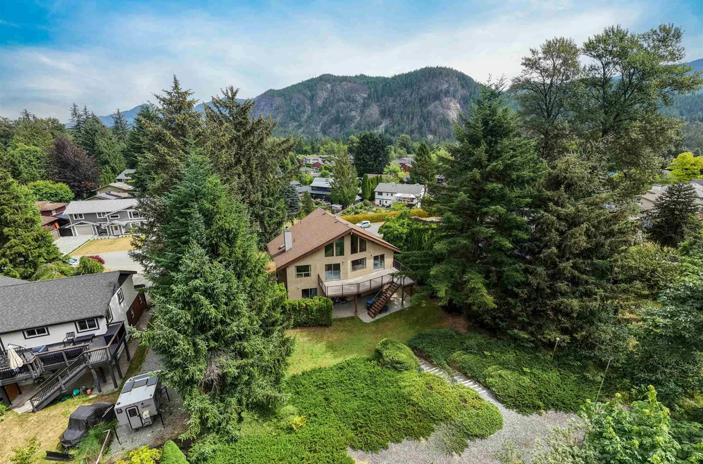 House for sale at 1464 Maple Crescent Squamish British Columbia - MLS: R3141016