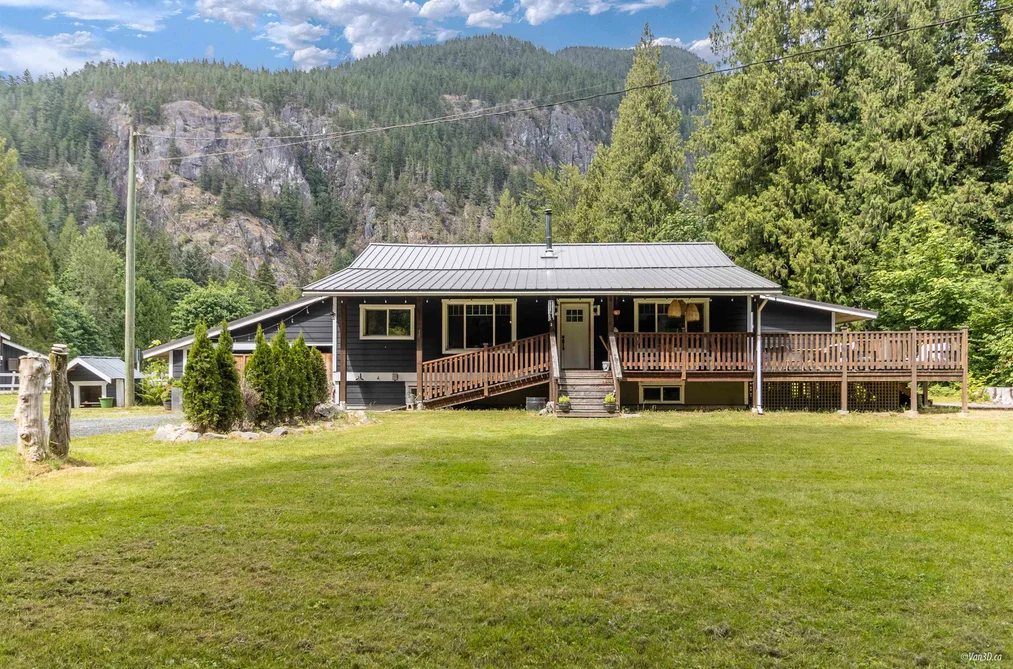 House for sale at 14848 Squamish Valley Road Squamish British Columbia - MLS: R3095939