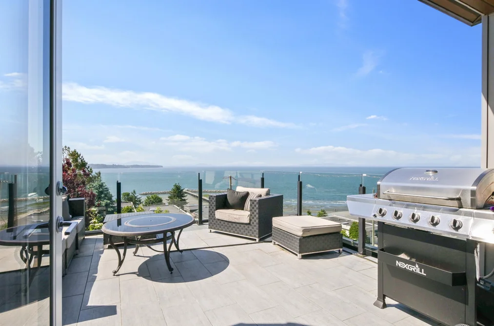 House for sale at 15095 Royal Avenue White Rock British Columbia - MLS: R3099935