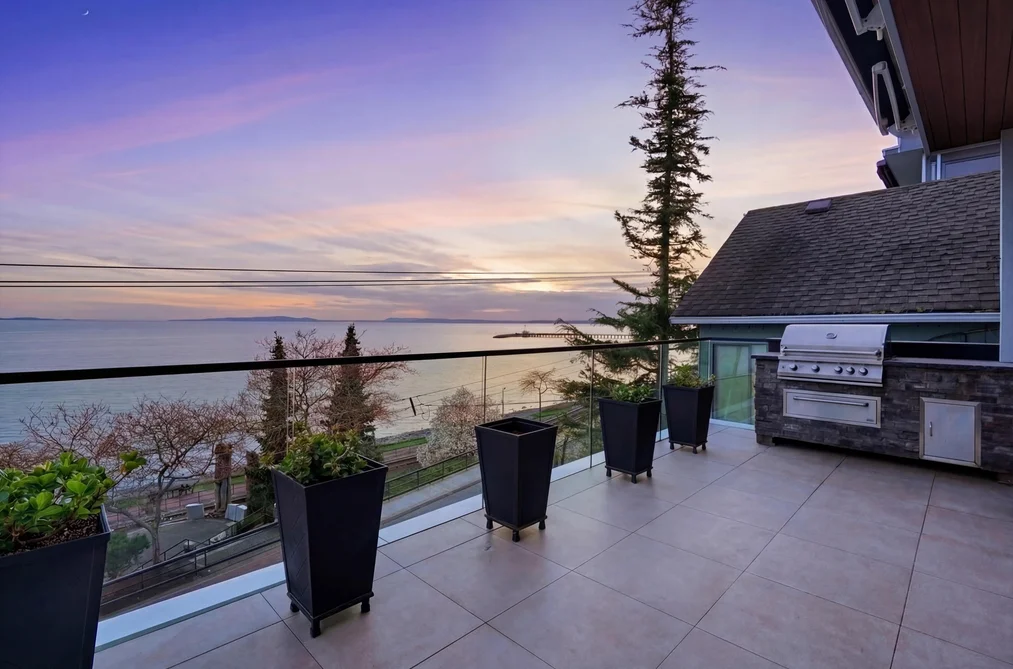 House for sale at 15377 Marine Drive White Rock British Columbia - MLS: R3111540