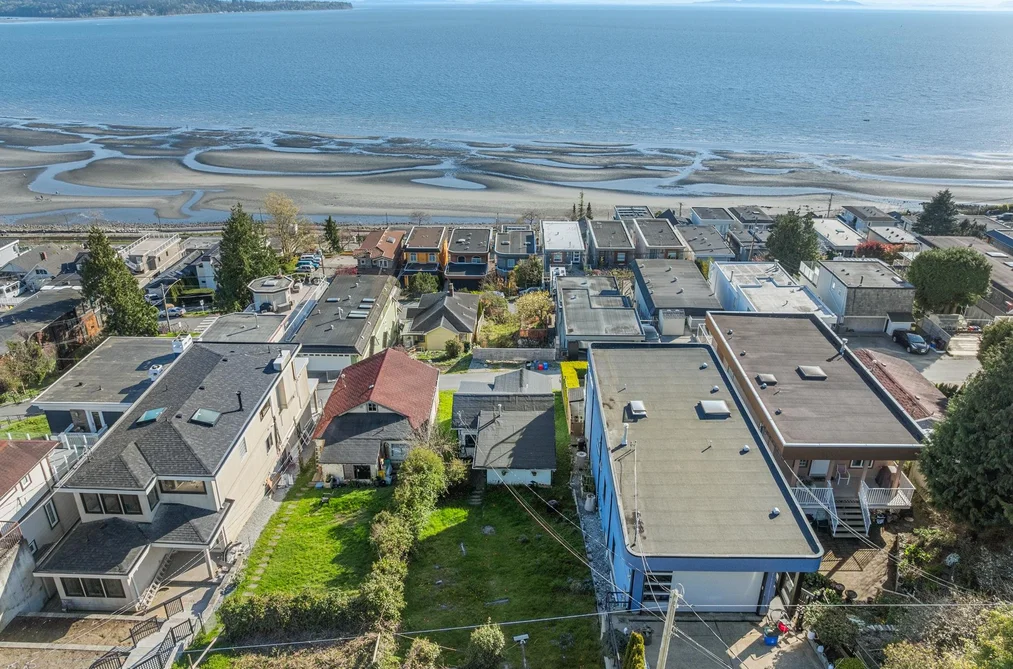 House for sale at 15412 Columbia Avenue White Rock British Columbia - MLS: R3110504