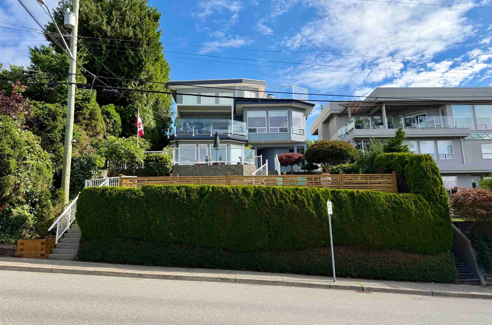 House for sale at 15477 Columbia Avenue White Rock British Columbia - MLS: R3141536