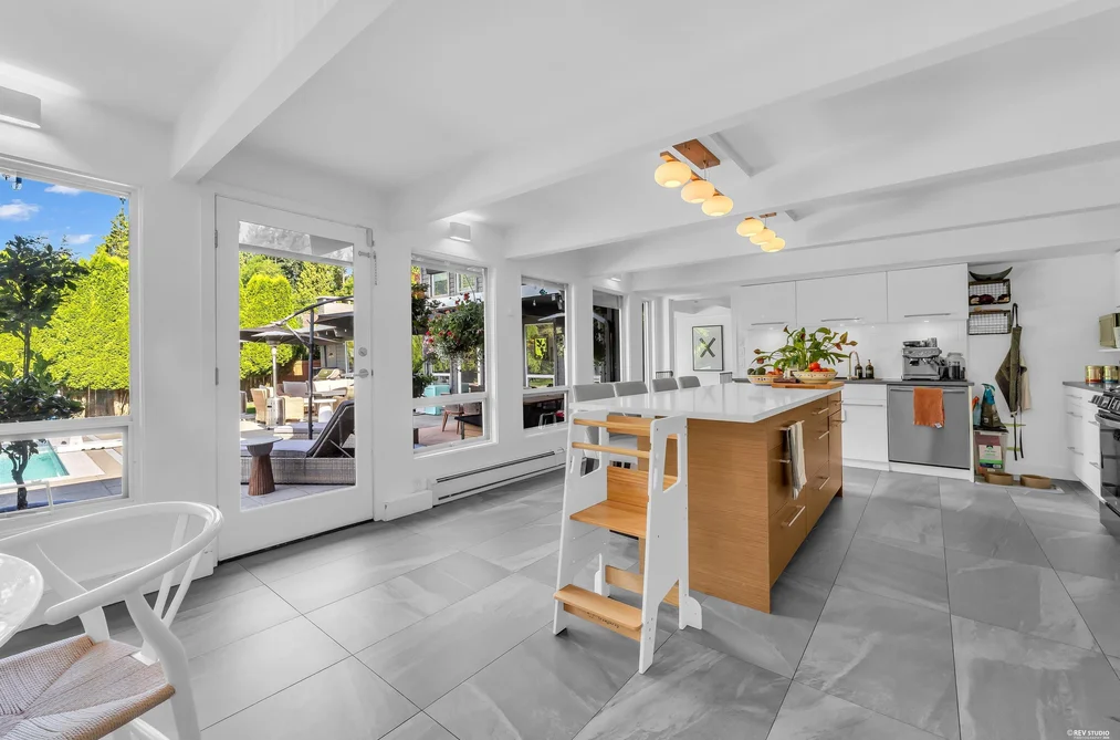 1555 QUEENS AVENUE, West Vancouver BC V7V 0B2, West Vancouver BC — Residential for Sale — Photo 2 of 22