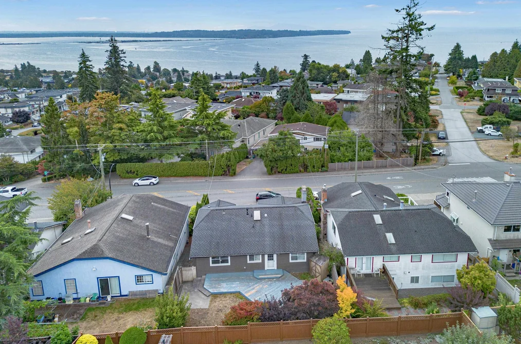 House for sale at 15555 Buena Vista Avenue White Rock British Columbia - MLS: R3165617