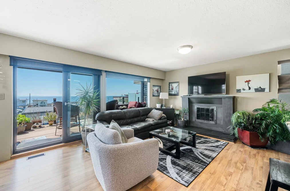 House for sale at 15556 Columbia Avenue White Rock British Columbia - MLS: R3117293
