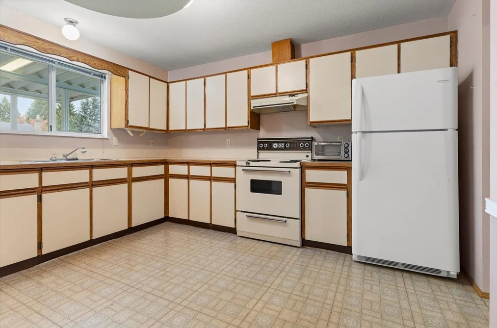 15643 98 Avenue, Surrey, BC - House for Sale - Photo 11 of 32 15643 98 Avenue, Surrey, BC - House for Sale - Photo 11 of 32
