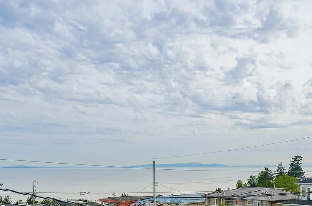 House for sale at 15708 Cliff Avenue White Rock British Columbia - MLS: R3090659
