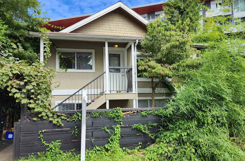House for sale at 1577 E 26th Avenue Vancouver British Columbia - MLS: R2996271