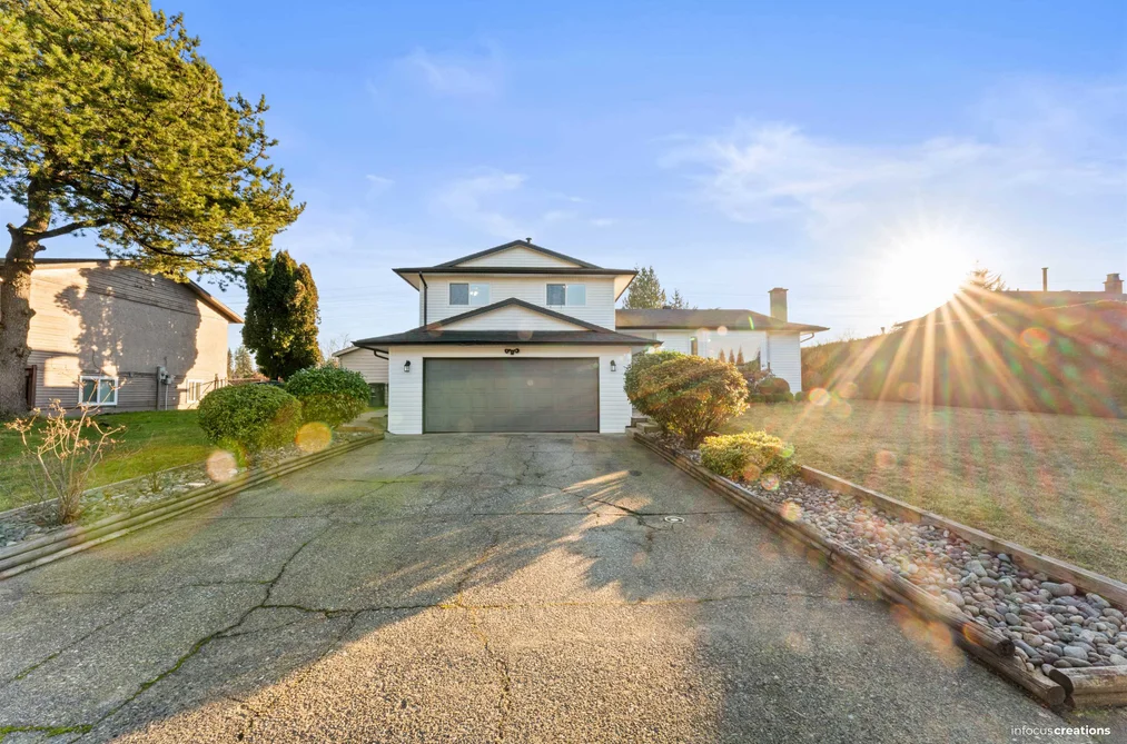 House for sale at 15796 95a Avenue Surrey British Columbia - MLS: R3127488