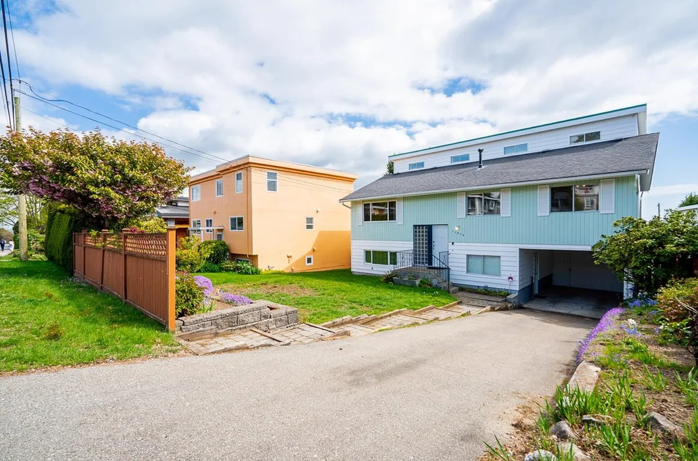 House for sale at 15856 Buena Vista Avenue White Rock British Columbia - MLS: R3115869