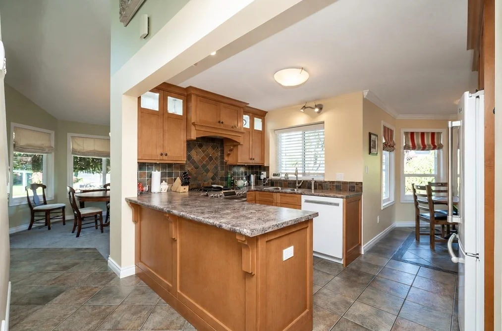 16173 Brookside Grove, Surrey, BC - House for Sale - Photo 11 of 35 16173 Brookside Grove, Surrey, BC - House for Sale - Photo 11 of 35
