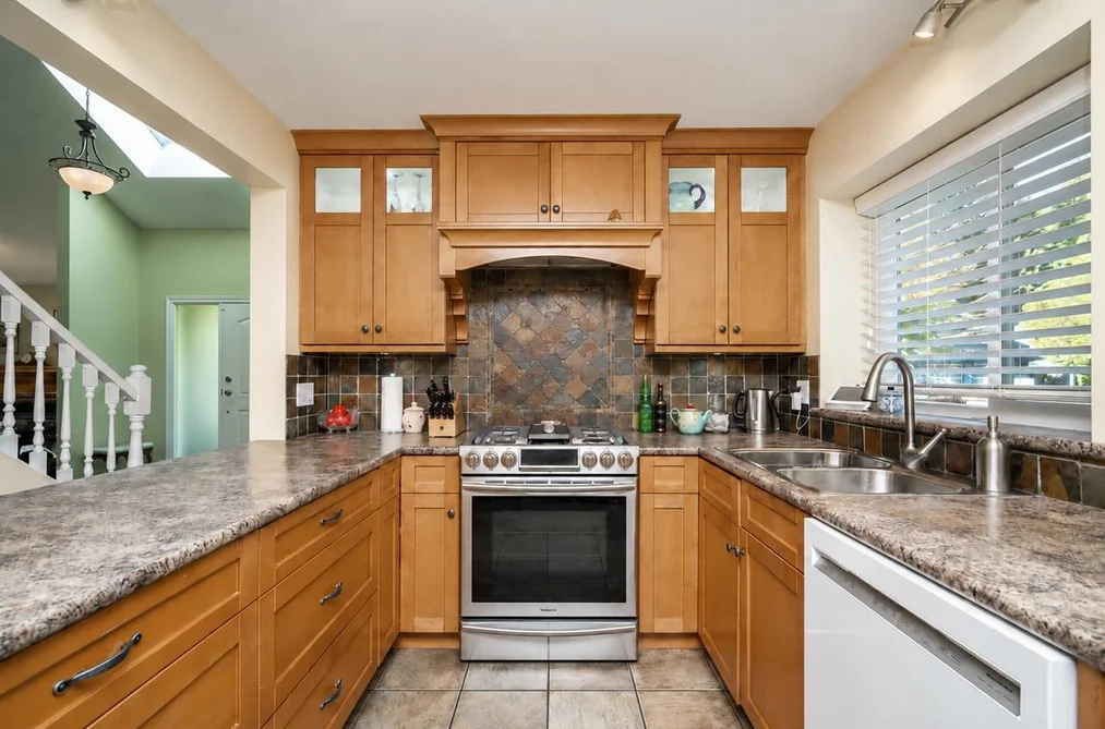 16173 Brookside Grove, Surrey, BC - House for Sale - Photo 12 of 35 16173 Brookside Grove, Surrey, BC - House for Sale - Photo 12 of 35