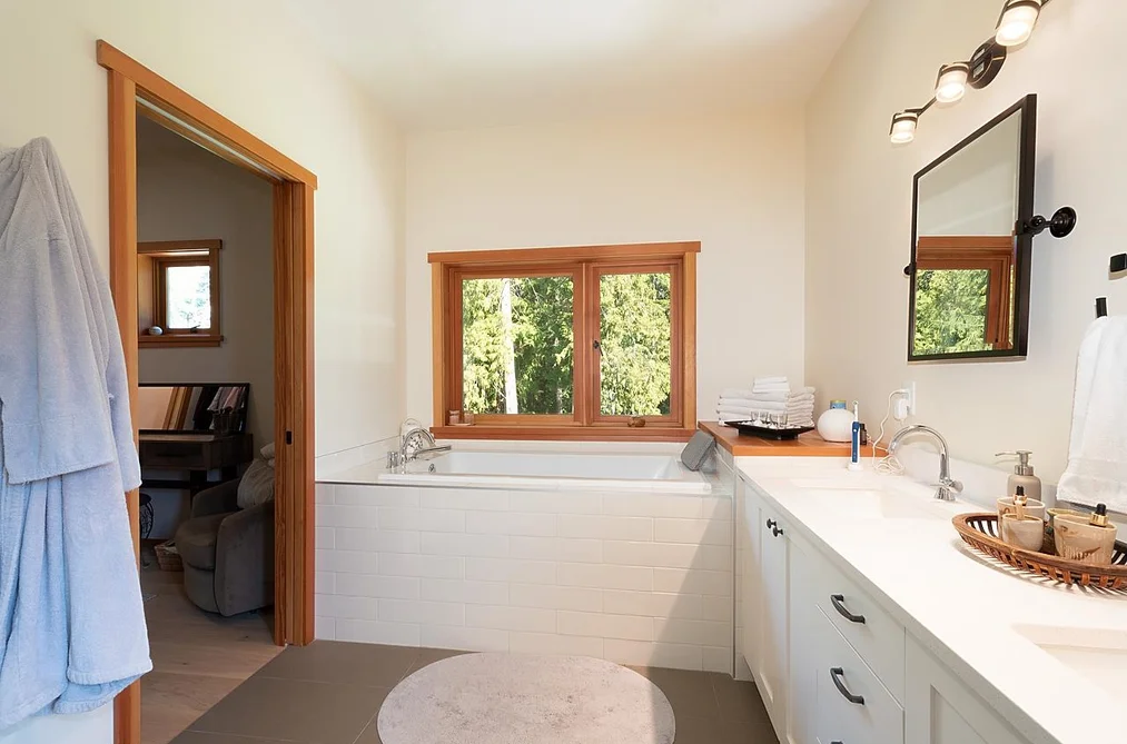 1655 Evergreen Lane, Bowen Island, BC - House for Sale - Photo 19 of 32 1655 Evergreen Lane, Bowen Island, BC - House for Sale - Photo 19 of 32