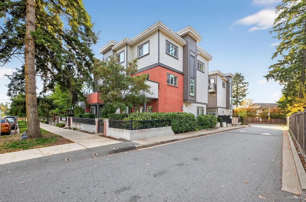 17 7247 140 STREET, Surrey BC V3W 1K8, Surrey BC — Residential for Sale - Photo 2