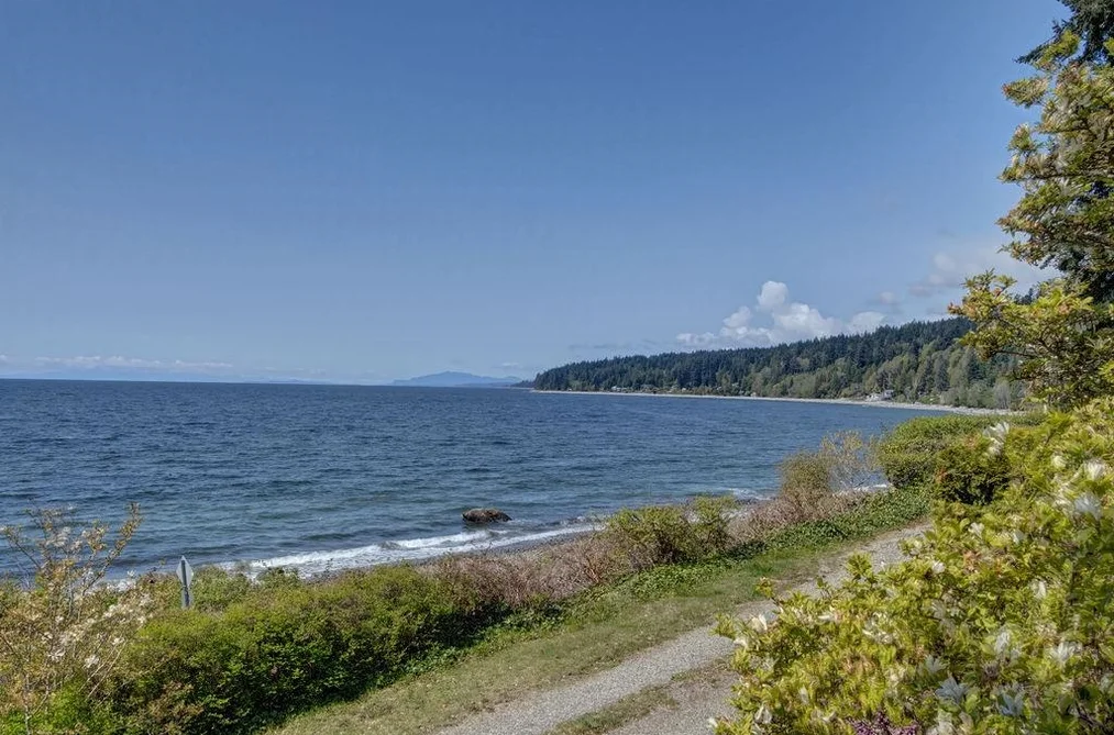 House for sale at 1708 Ocean Beach Esplanade Gibsons British Columbia - MLS: R3113934