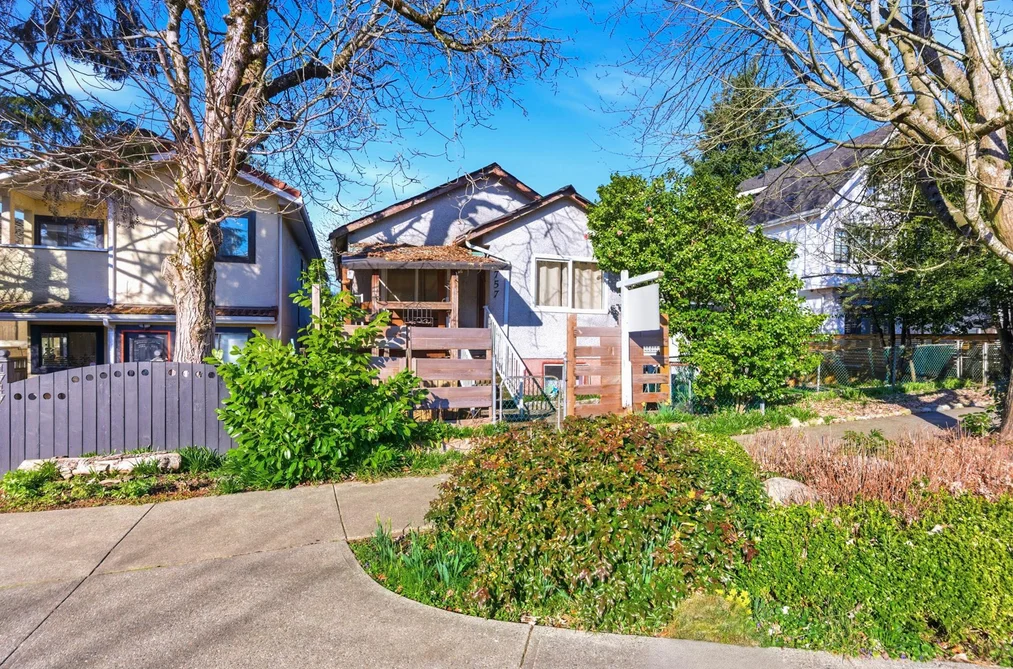 1757 E 8TH AVENUE, Vancouver BC V5N 1T7, Vancouver BC — Residential for Sale - Photo 2