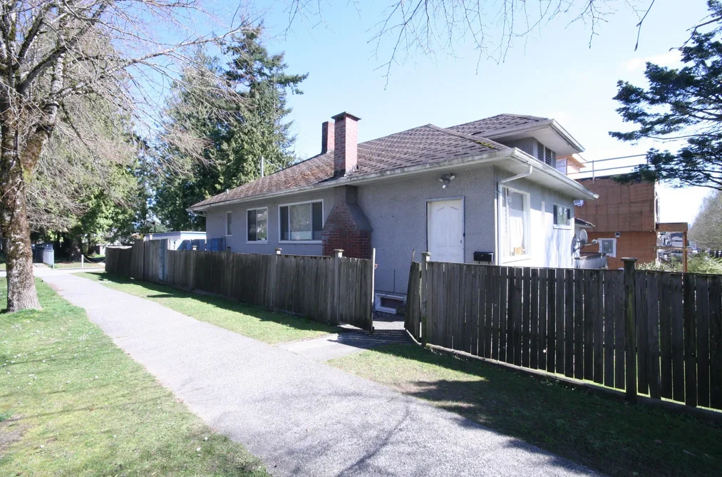 House for sale at 1807 E 38th Avenue Vancouver British Columbia - MLS: R3109695