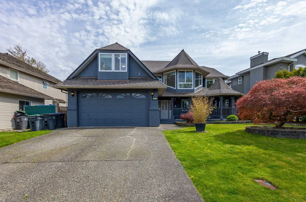 18139 Claytonwood Crescent, Surrey, BC - House for Sale - Photo 2 of 27 18139 Claytonwood Crescent, Surrey, BC - House for Sale - Photo 2 of 27