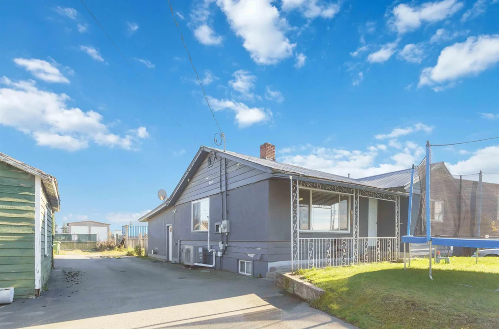 1860 QUEEN STREET, Abbotsford BC V2T 6J1, Abbotsford BC — Residential for Sale - Photo 2