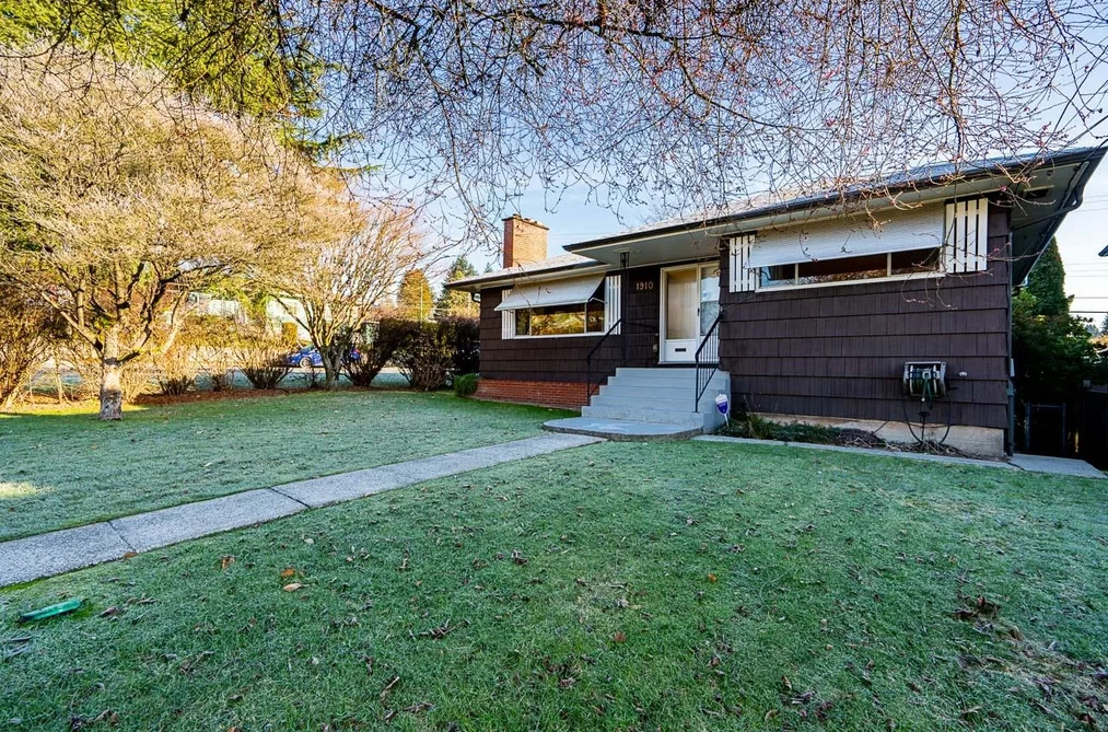 House for sale at 1910 Holdom Avenue Burnaby British Columbia - MLS: R3097715