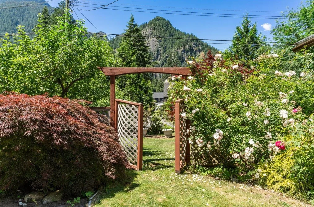 19834 PETER STREET, Hope BC V0X 1L2, Hope BC — Residential for Sale — Photo 10 of 38